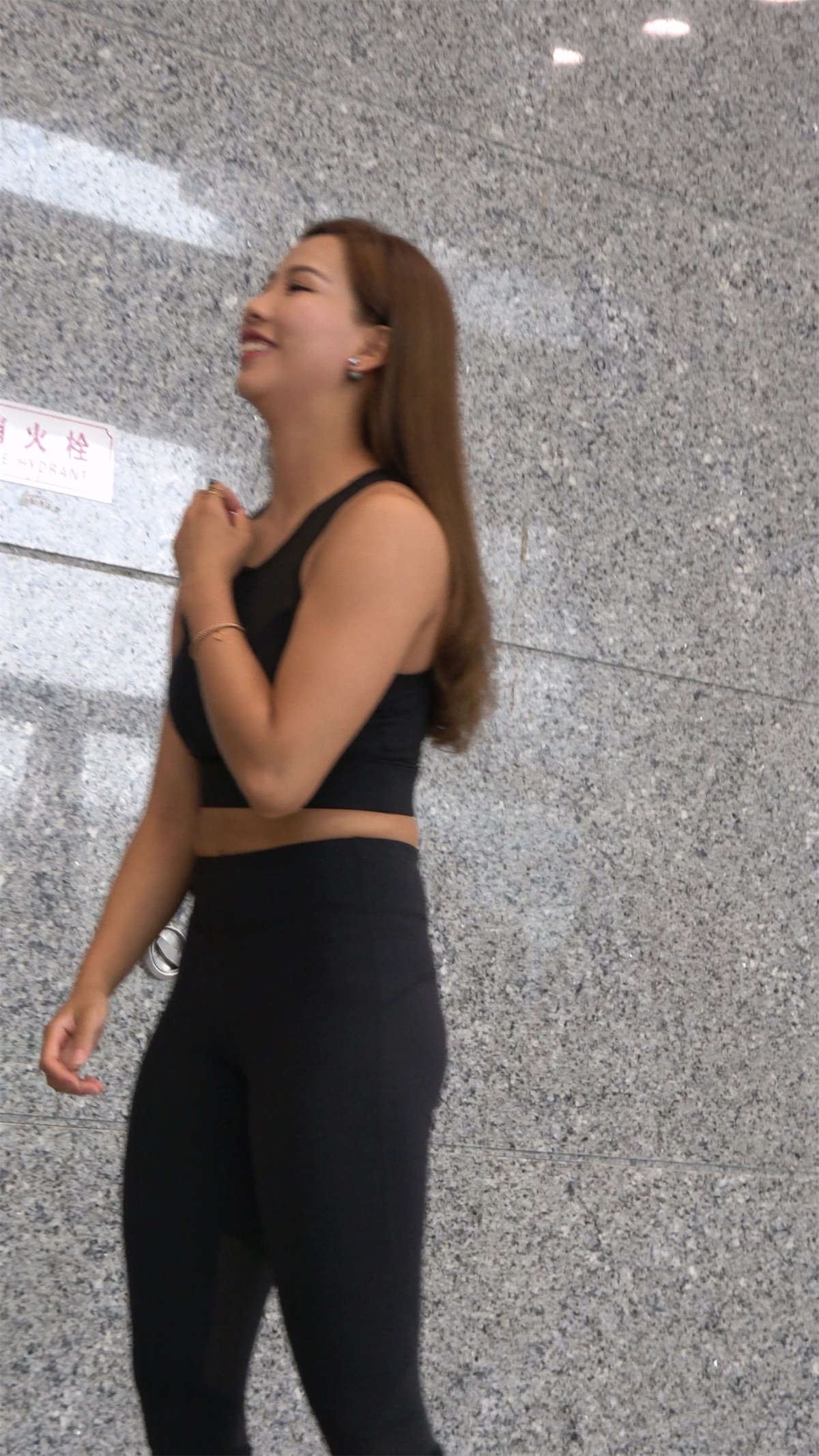 紧身弹力裤翘臀性感美女
