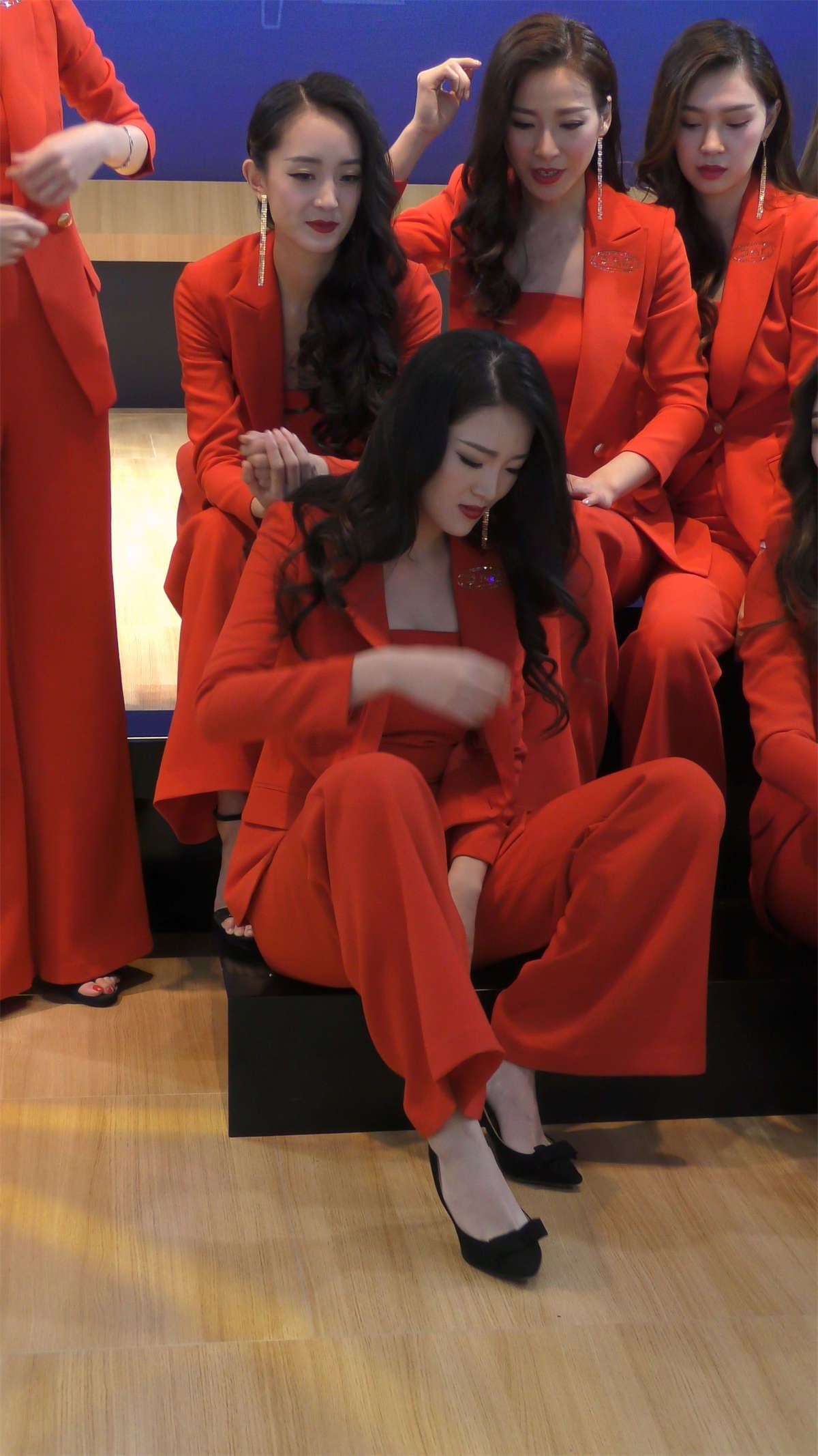 霸气女王范红衣极品车展靓模
