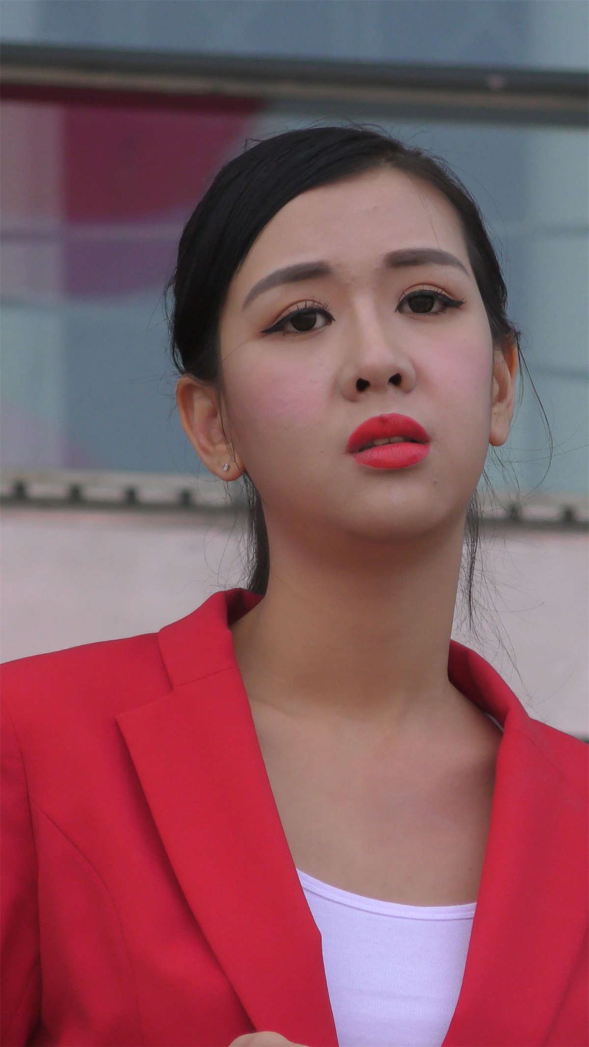 宽松牛仔裤条纹背心清纯美女