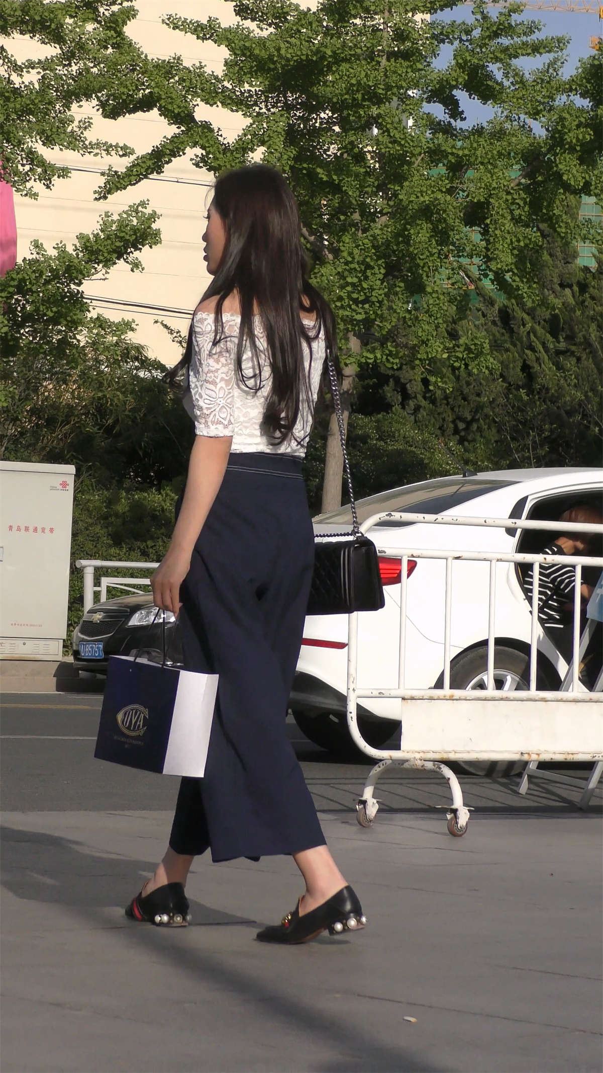 白色蕾丝露肩衣宽松喇叭裤美女