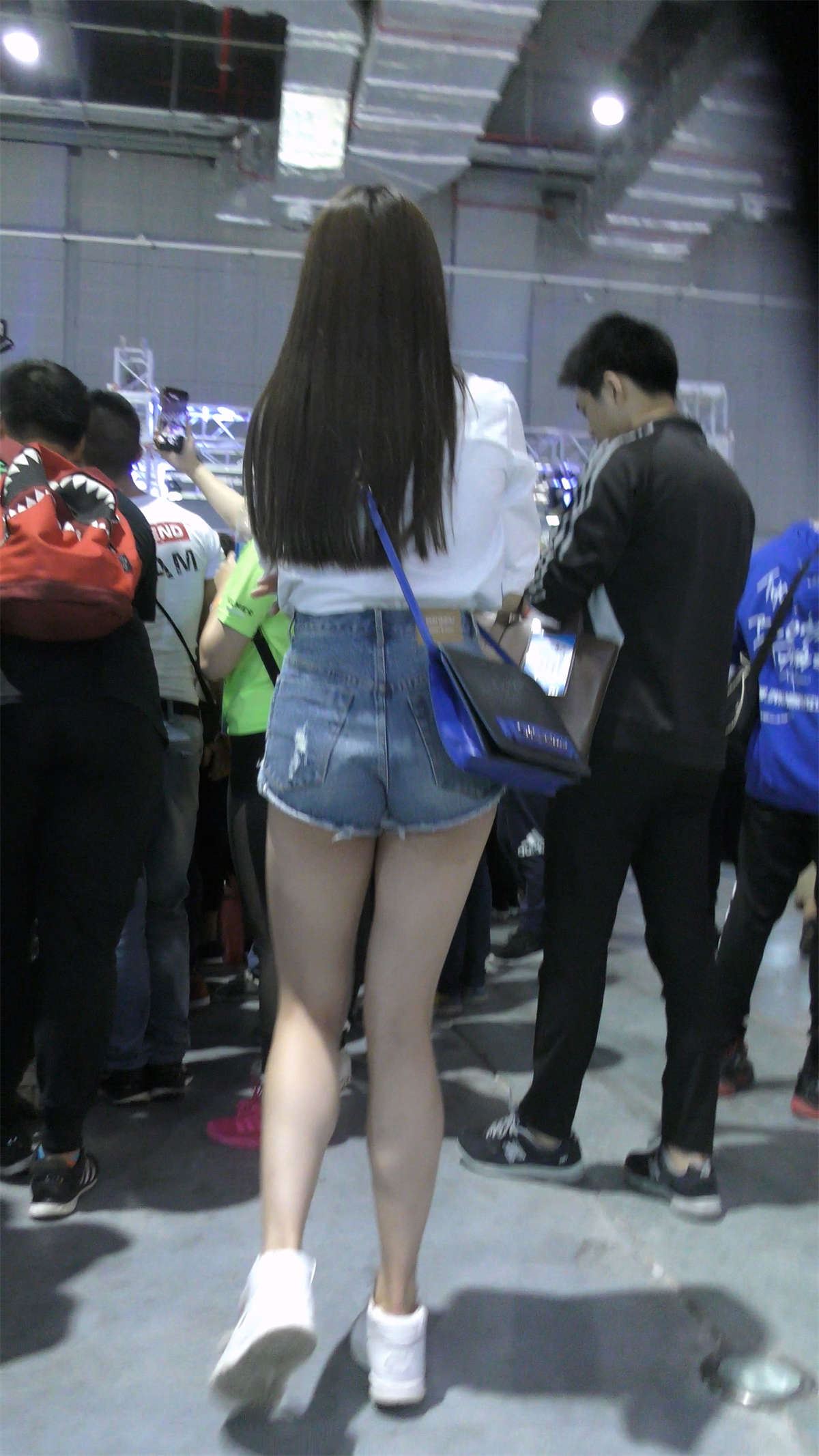 白衬衫高腰热裤美腿
