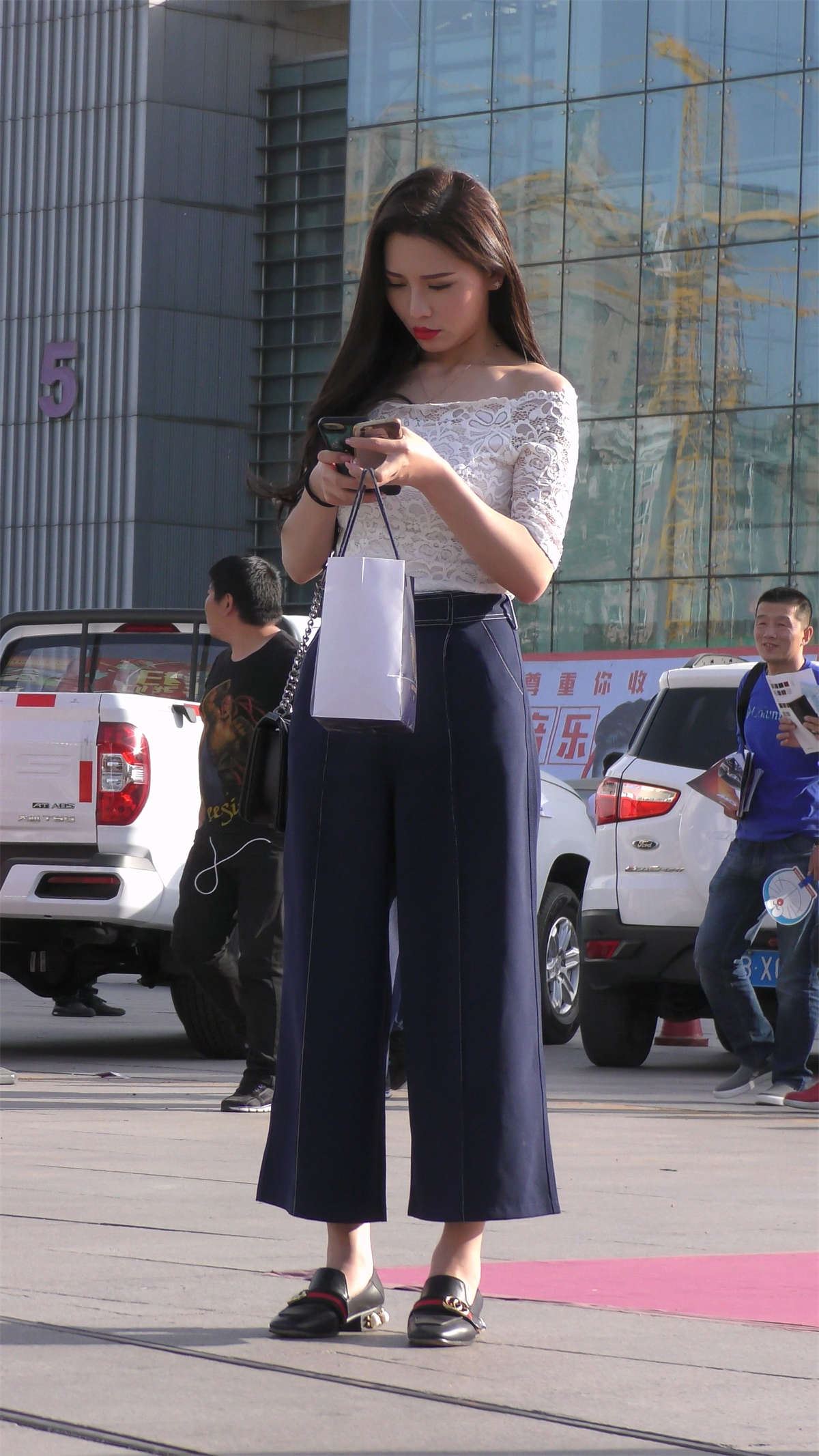 白色蕾丝露肩衣宽松喇叭裤美女