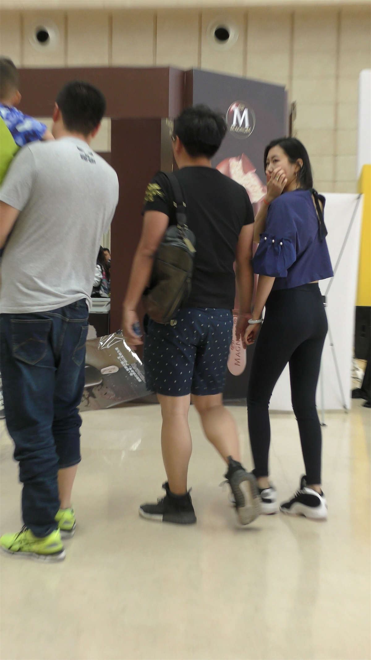 黑色紧身裤运动鞋美臀