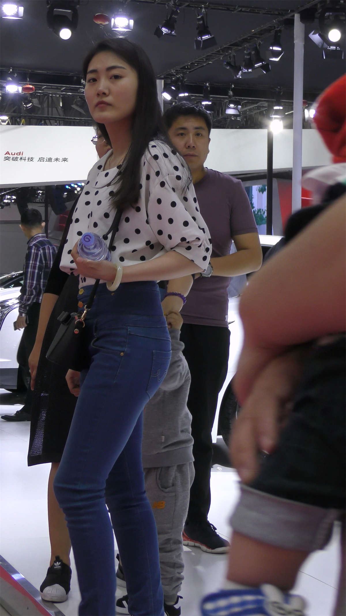 紧身蓝牛斑点衬衫运动鞋美女