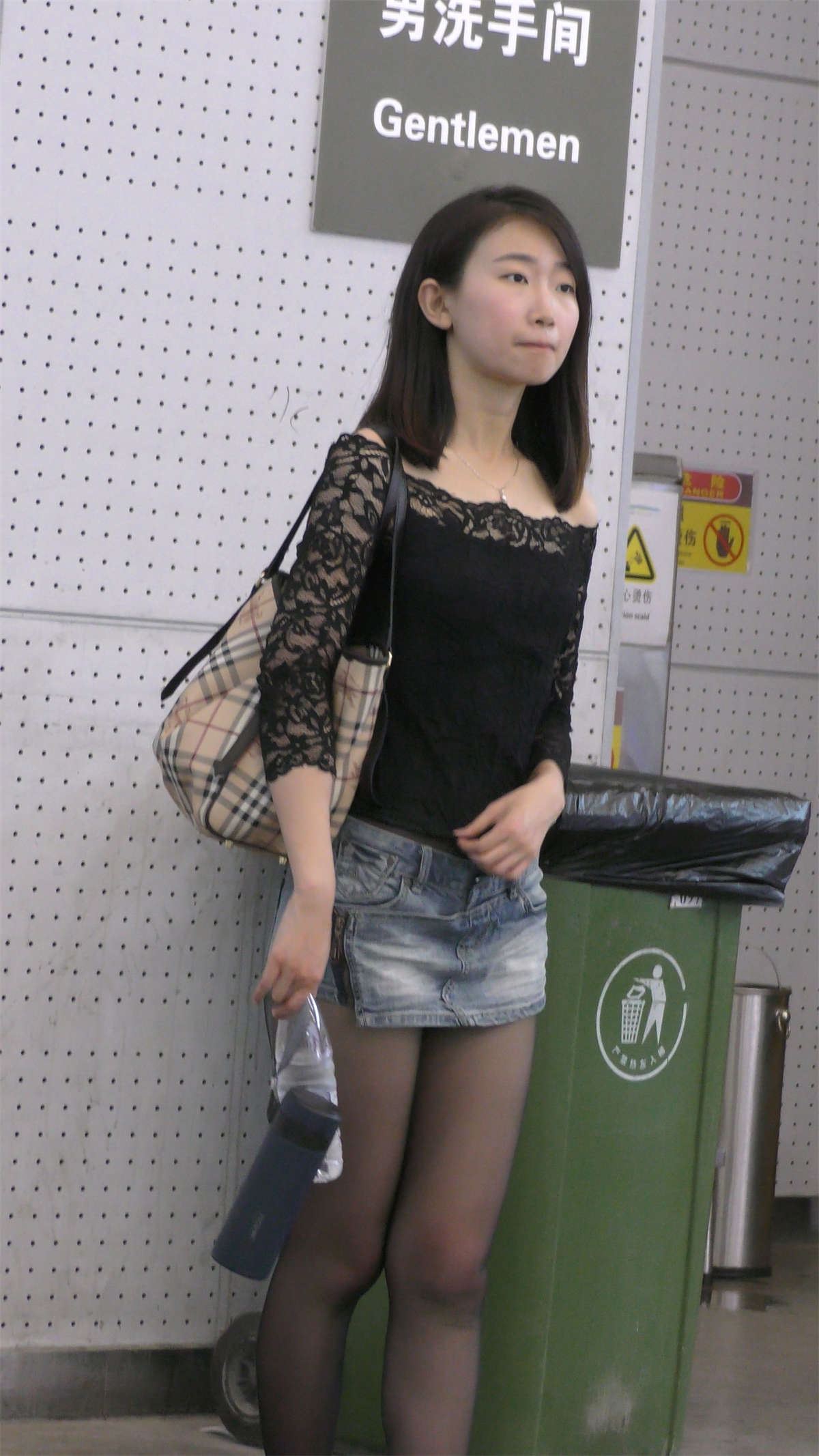 蕾丝衬衫黑丝袜牛仔热裤美腿