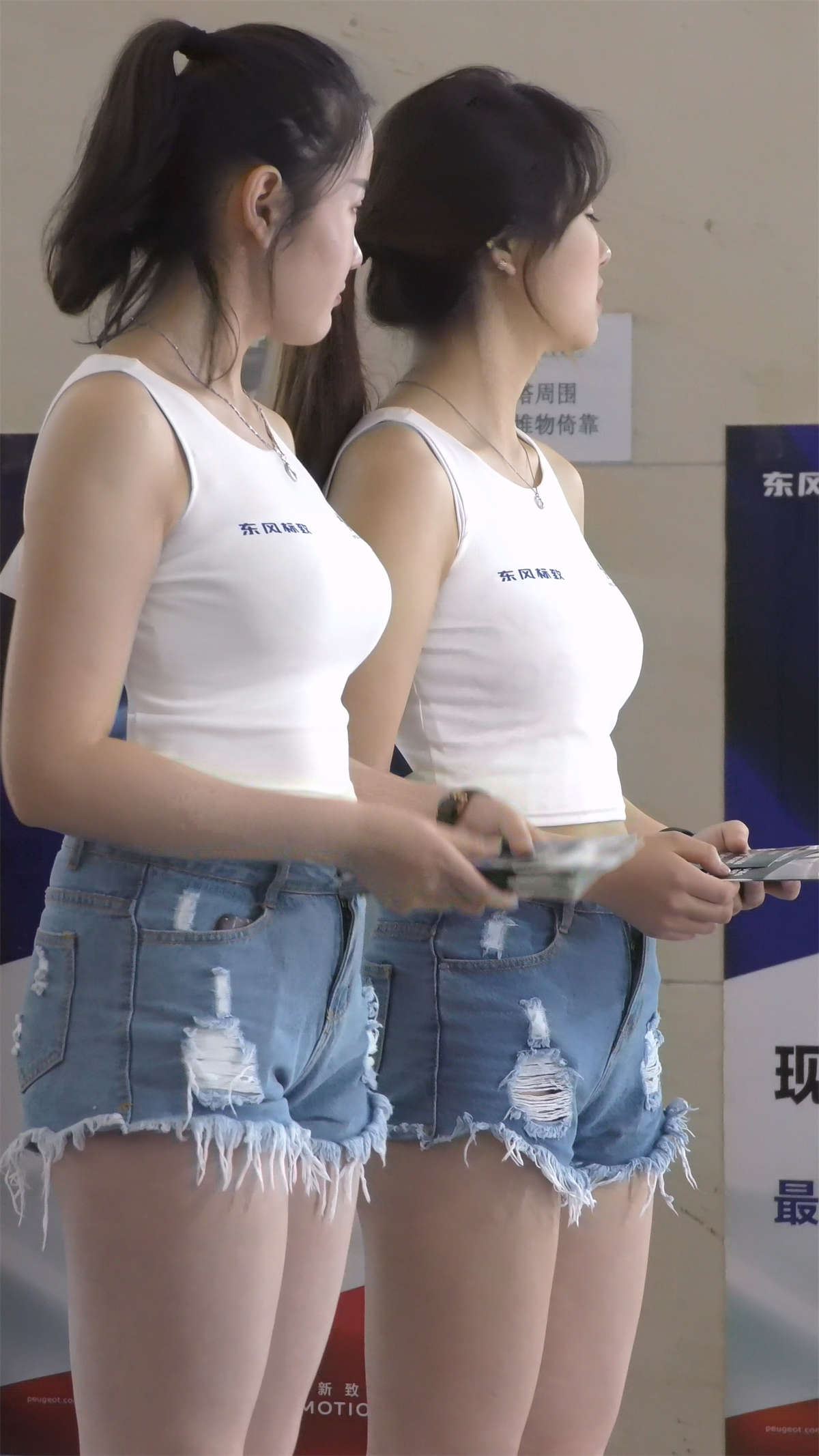 热裤丰满性感的两美女小姐姐