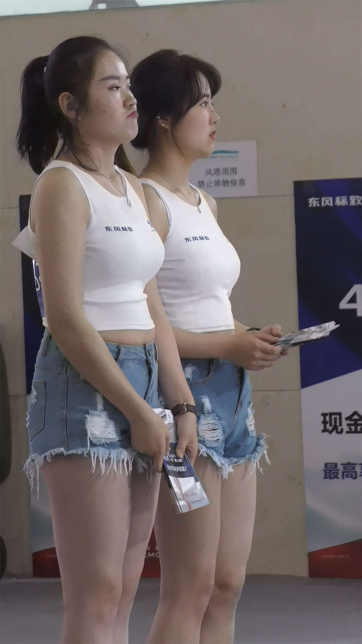 热裤丰满性感的两美女小姐姐