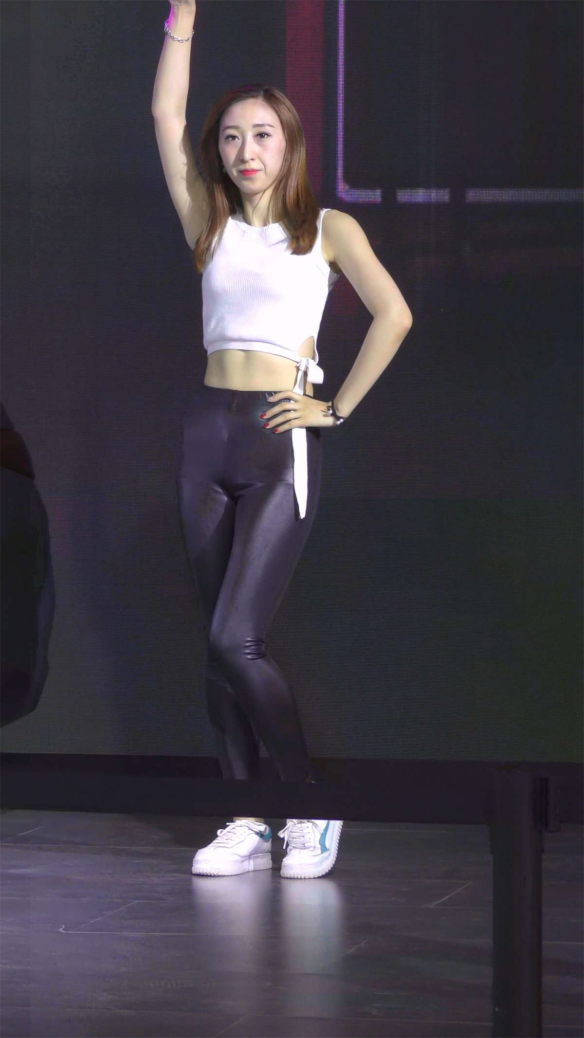黑色紧身牛仔裤美女天生丽质