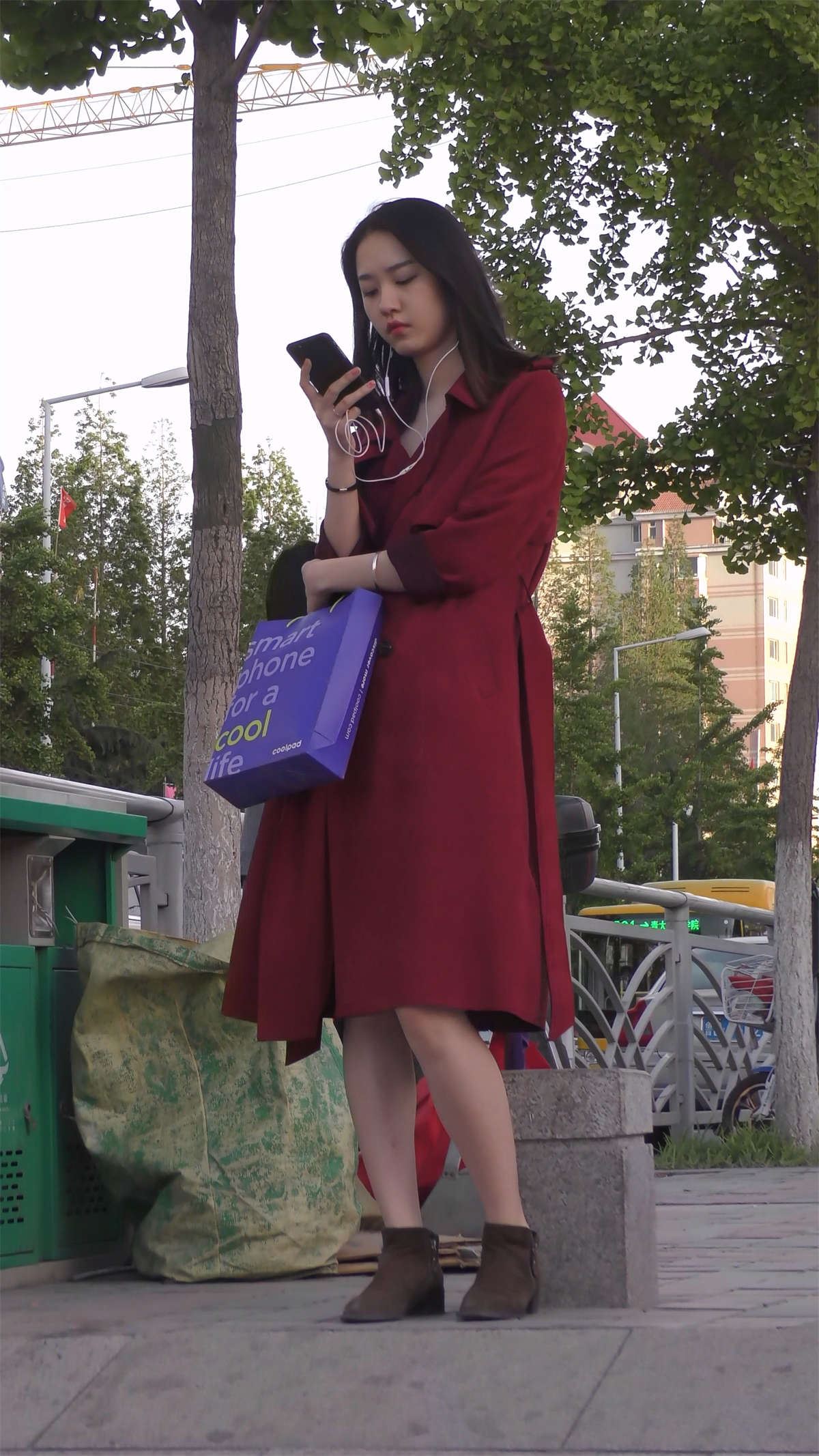 红色风衣丝袜美腿美女亭亭玉立