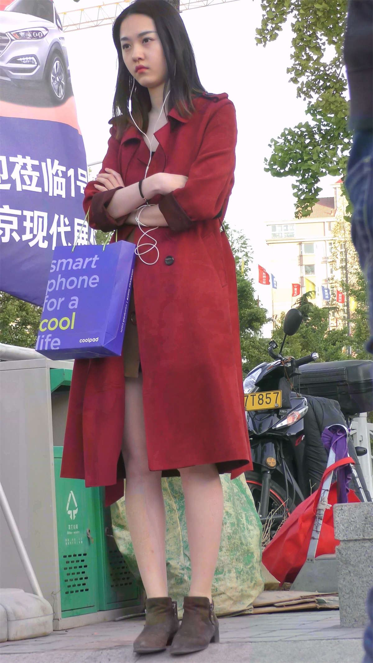 红色风衣丝袜美腿美女亭亭玉立