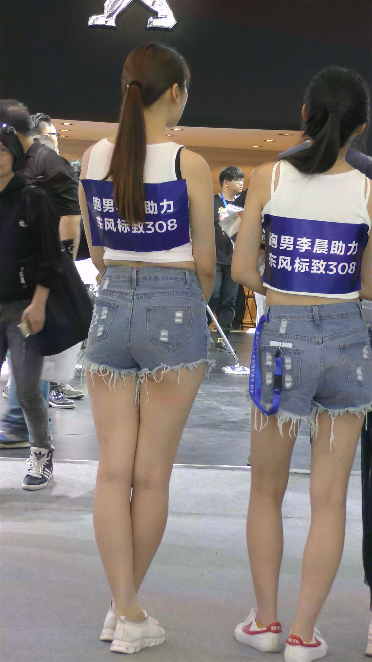 车展发传单的高腰碎边热裤美腿