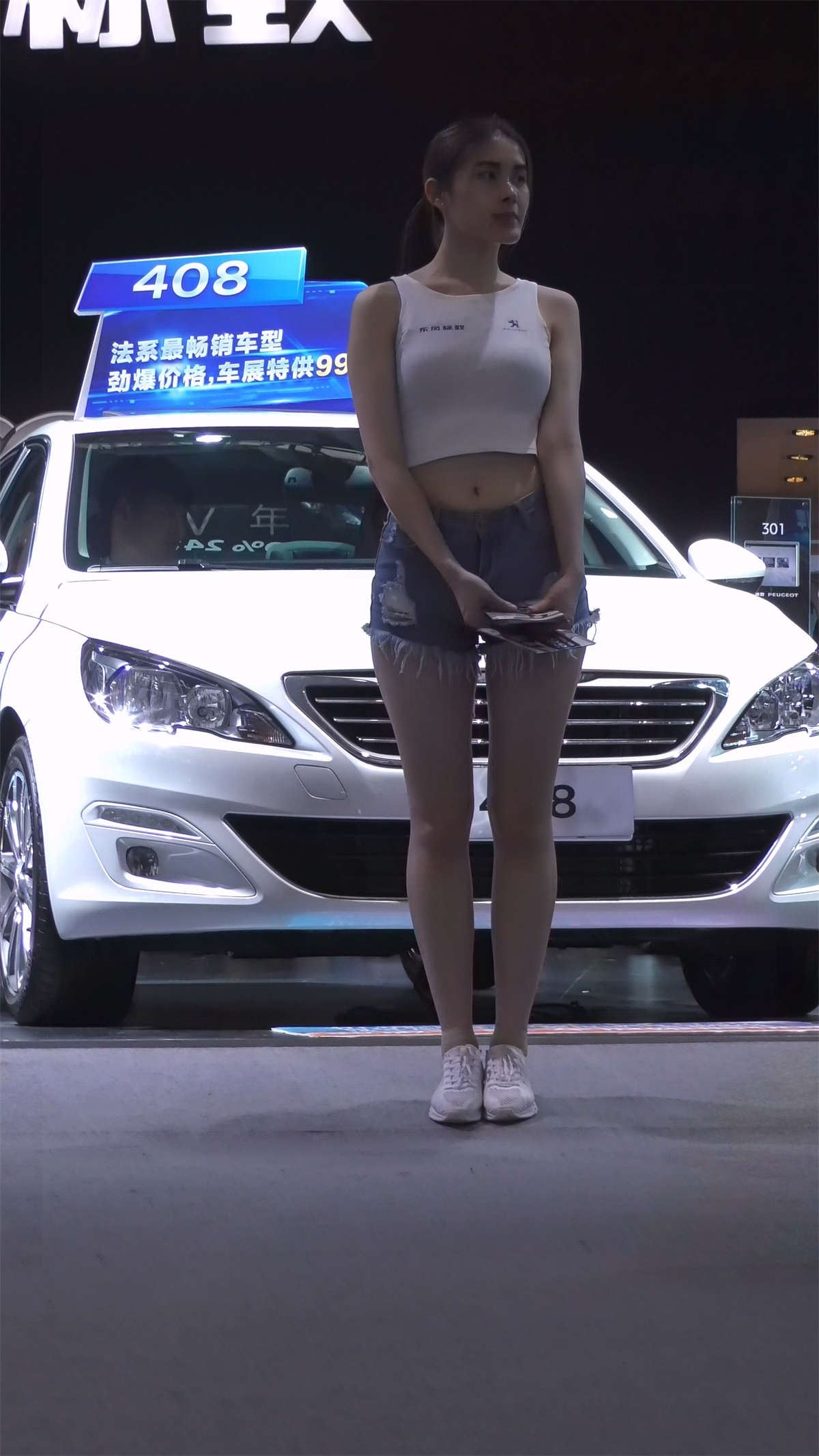 车展发传单的高腰碎边热裤美腿