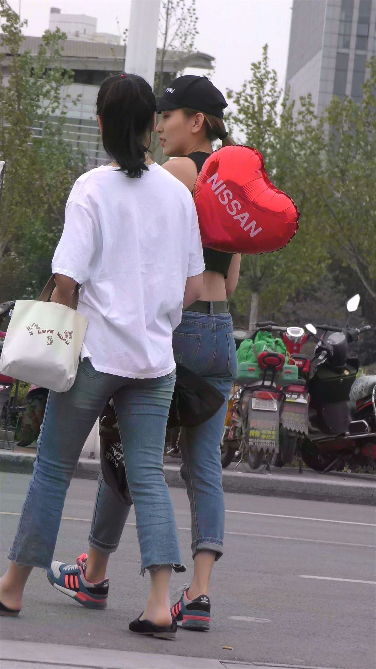 破洞牛仔露脐鸭舌帽小姐姐玩自拍