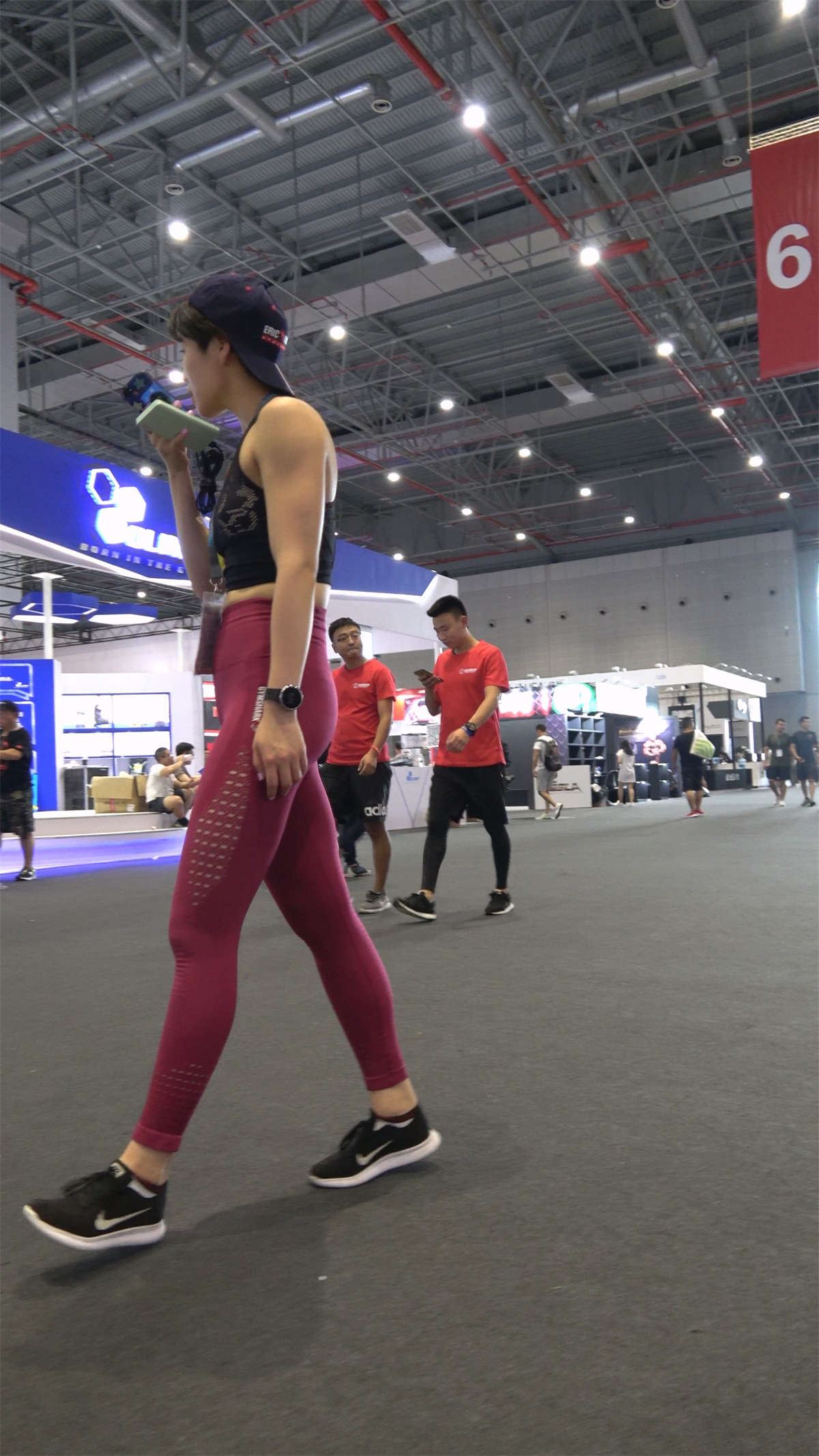 紧身翘臀瑜伽裤性感美女