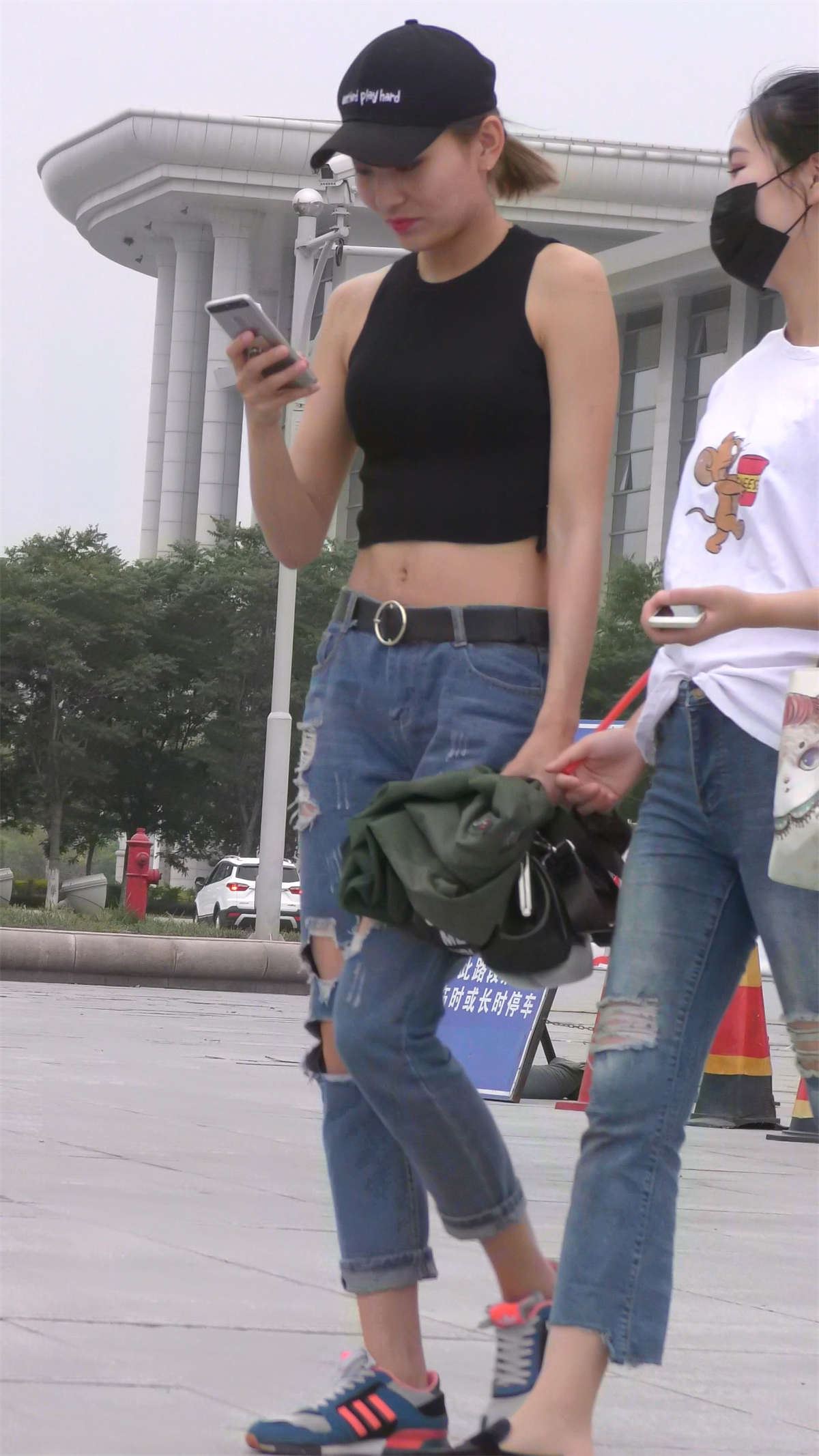 破洞牛仔露脐鸭舌帽小姐姐玩自拍