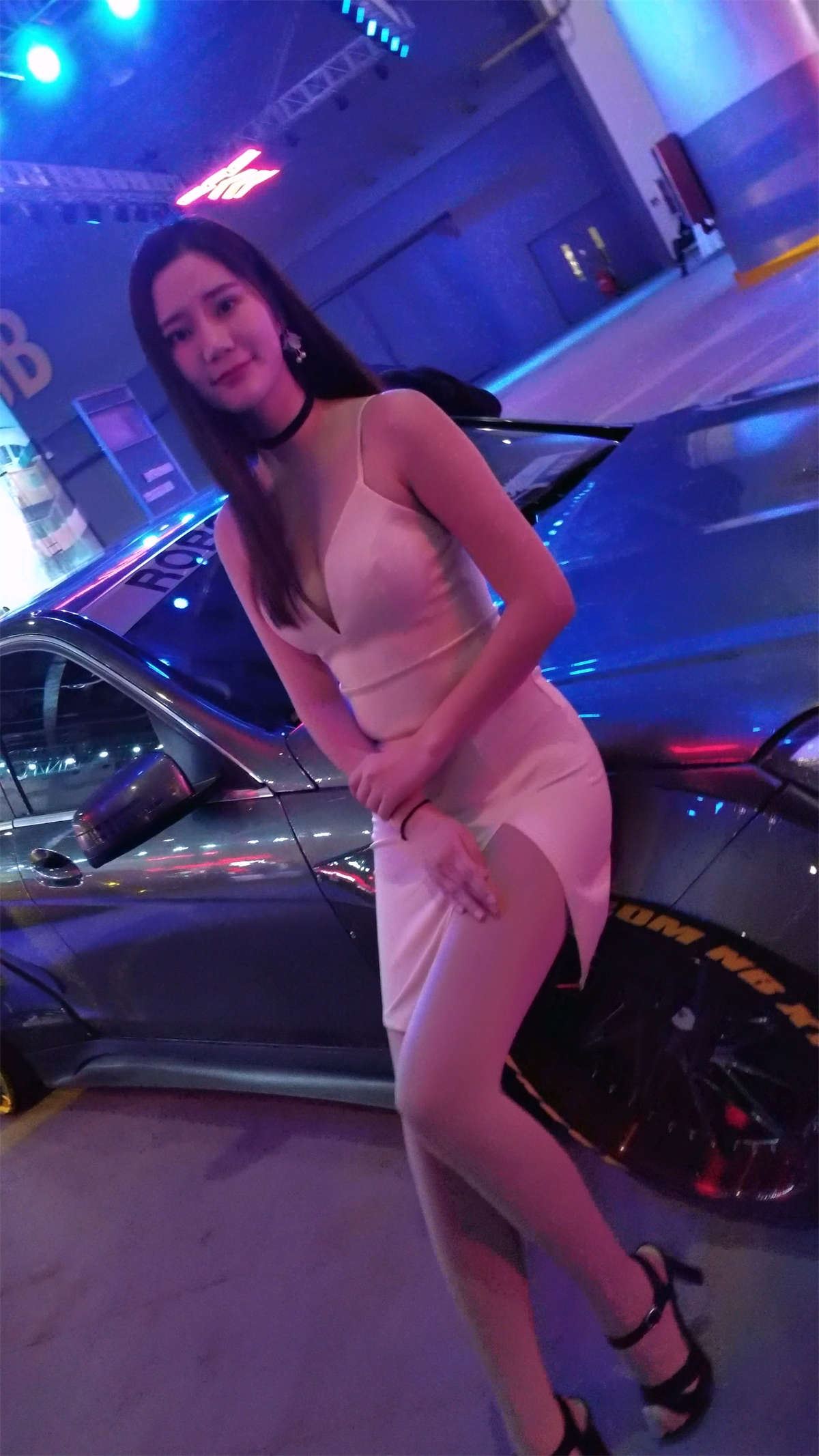 甜美笑容的大长腿美女性感车模