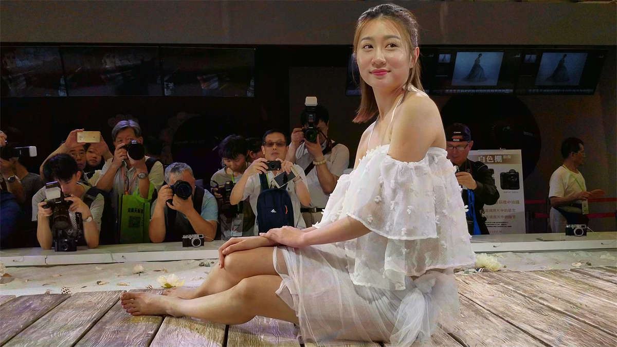 白裙气质美女就这么供人观赏
