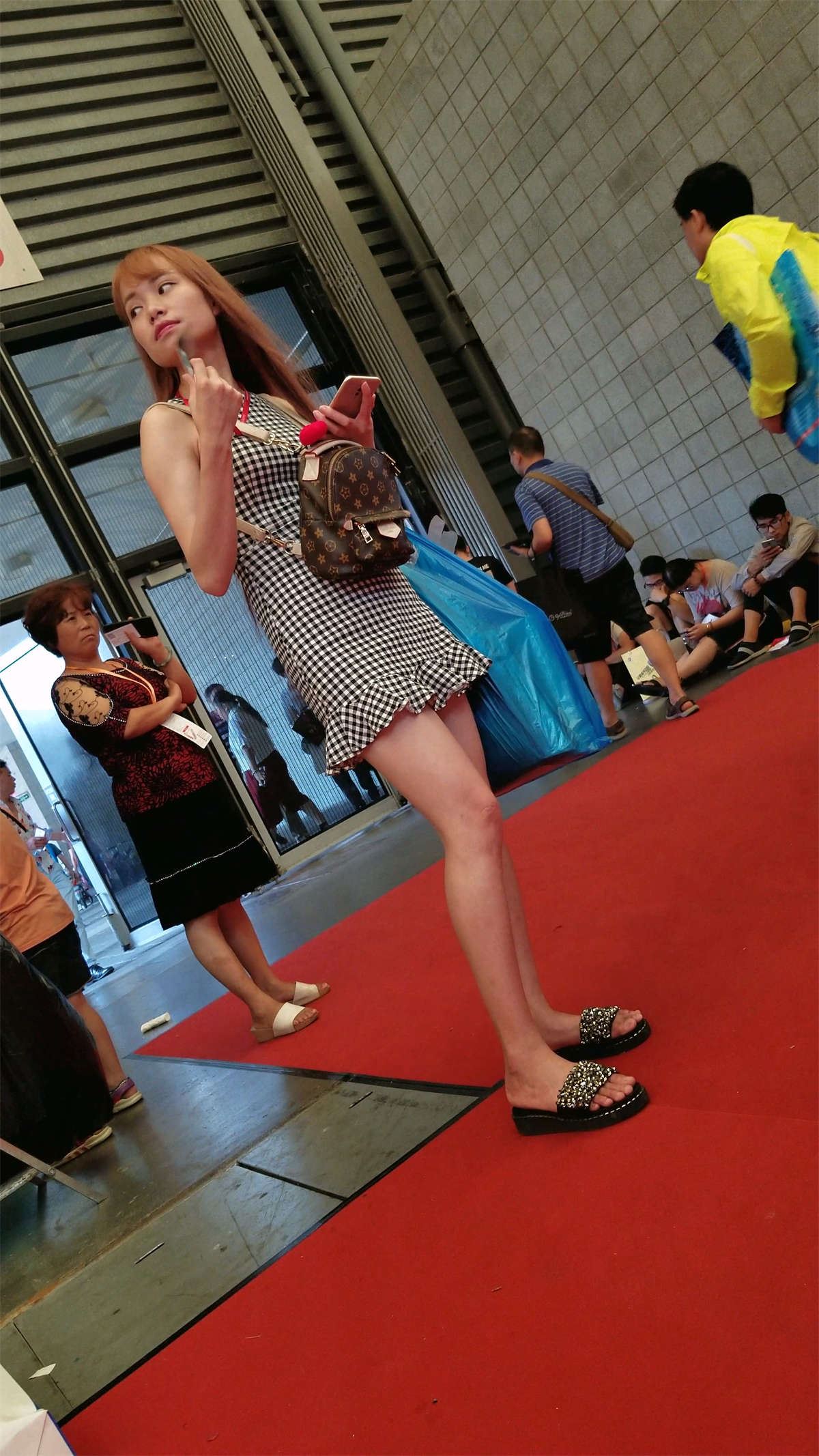 短裙裸腿露肉美女姐姐