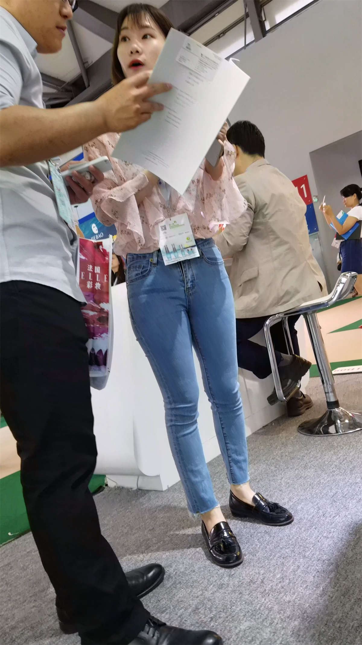 极品紧身牛仔秀丽美女