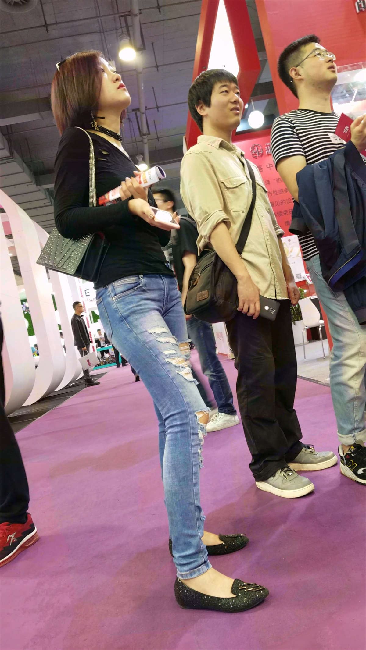 破洞紧身蓝牛气质美女