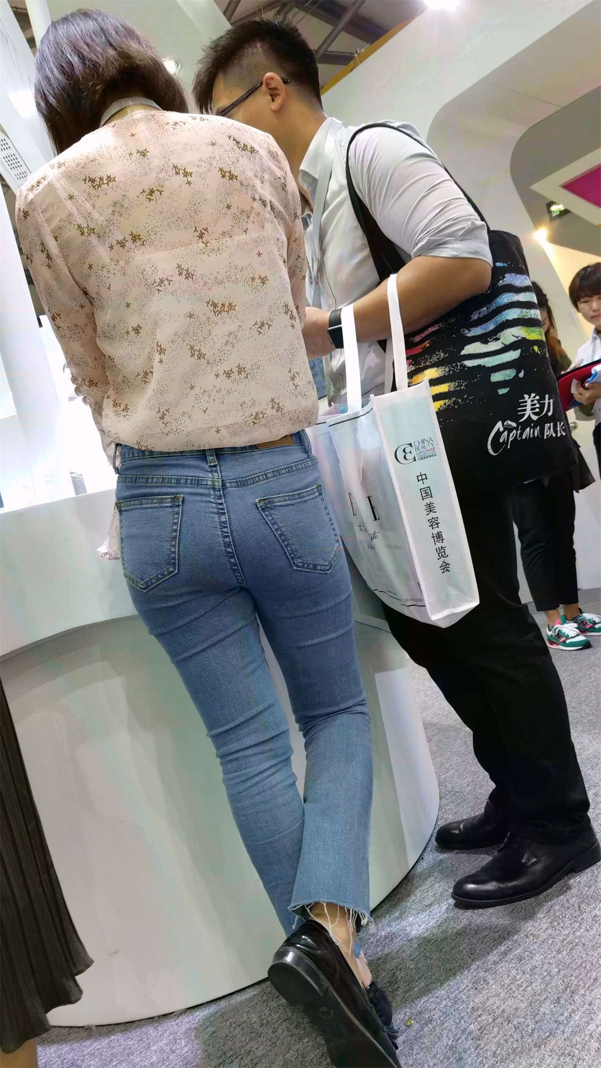 极品紧身牛仔秀丽美女