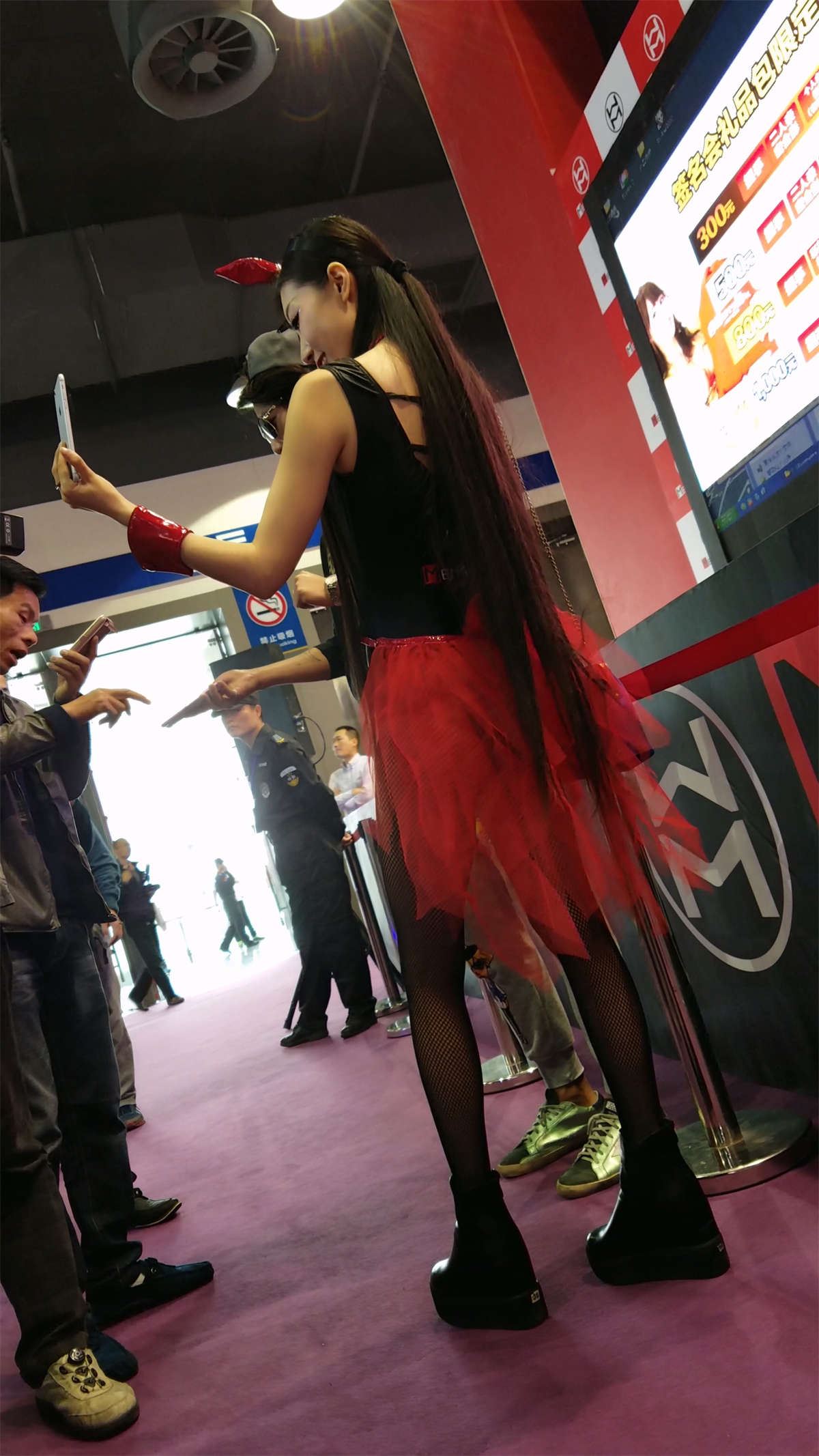 魔鬼身材黑丝网袜大美女