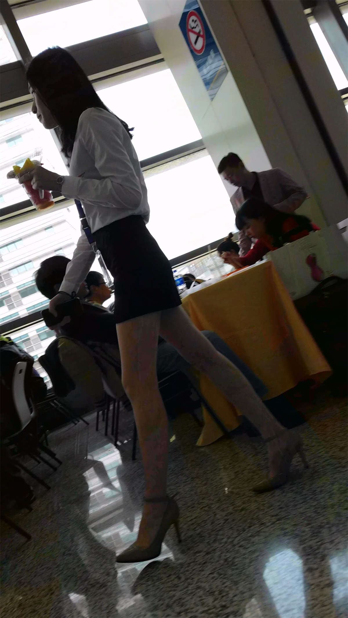 小姐姐的白皙性感大腿