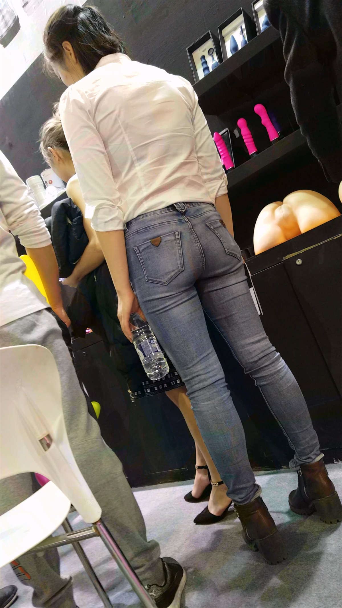 紧身蓝色牛仔裤丰臀妹子