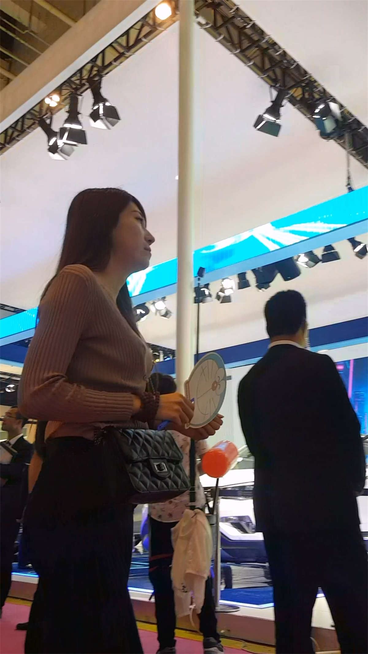 逛车展的黑色紧身裤高挑小姐姐