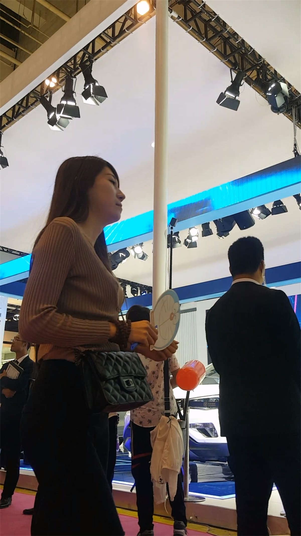 逛车展的黑色紧身裤高挑小姐姐