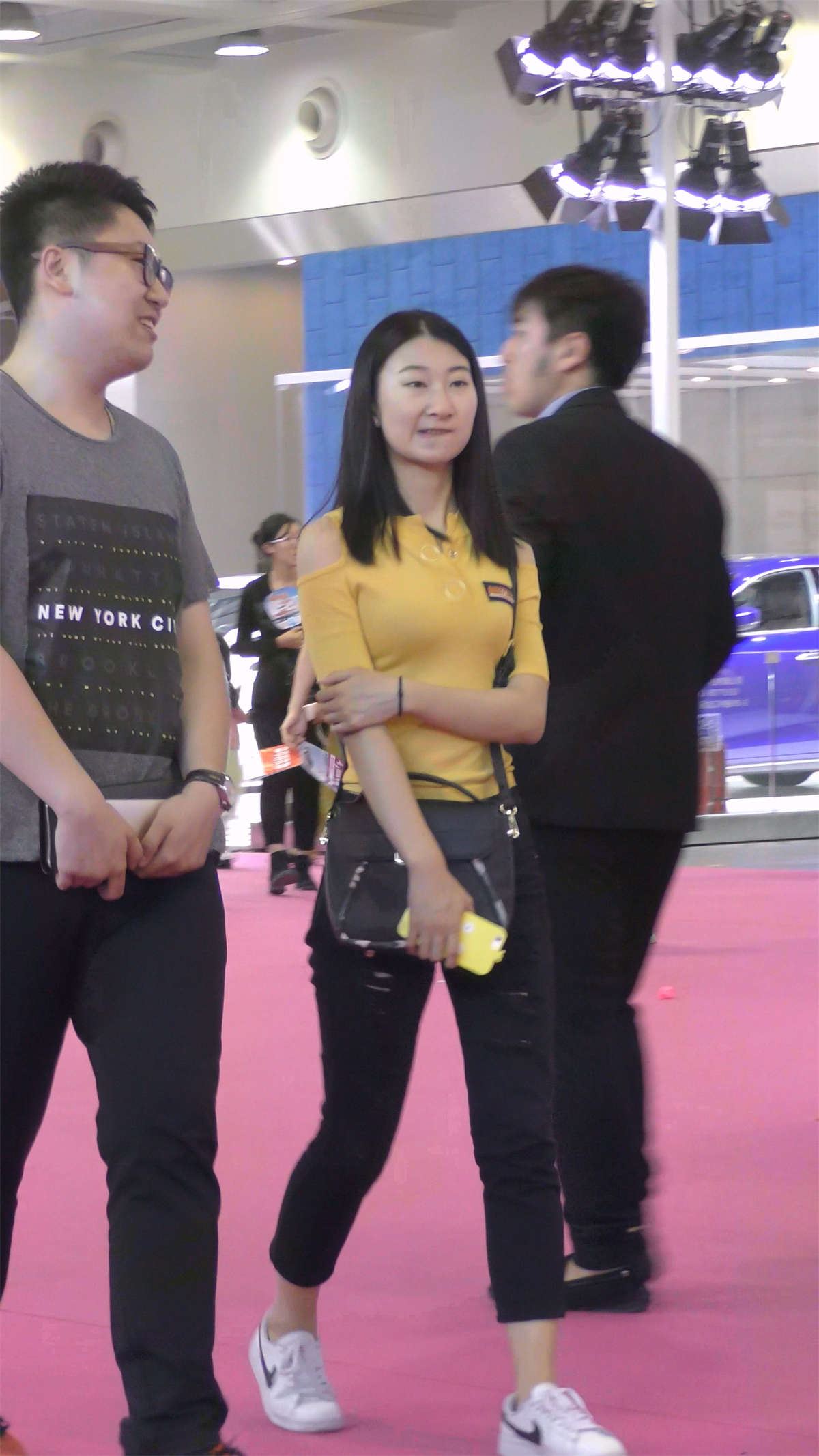 黄衣黑色紧身裤文静甜美小姐姐
