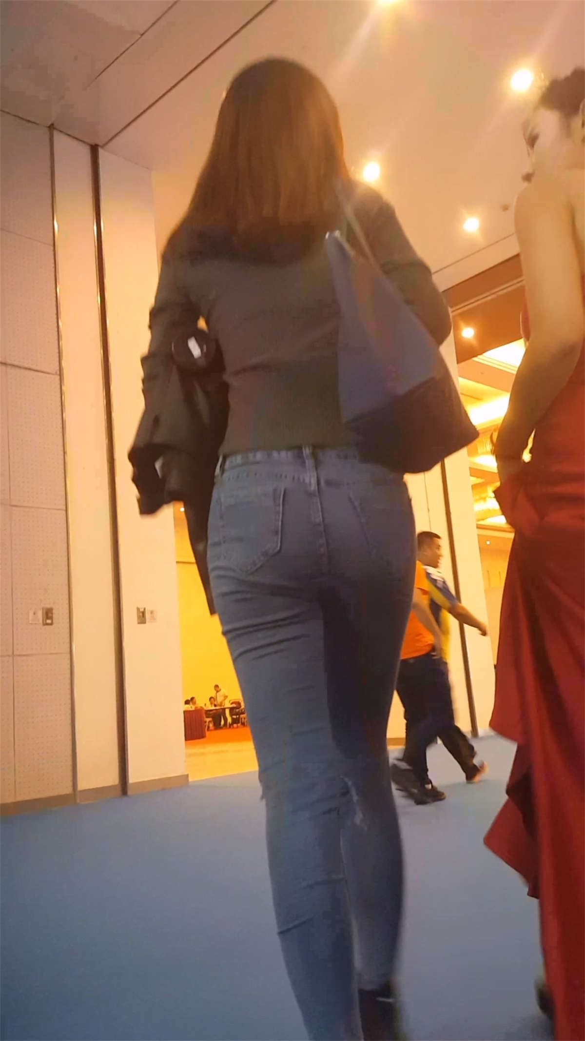 墨绿色T恤紧身蓝色牛仔裤美腿