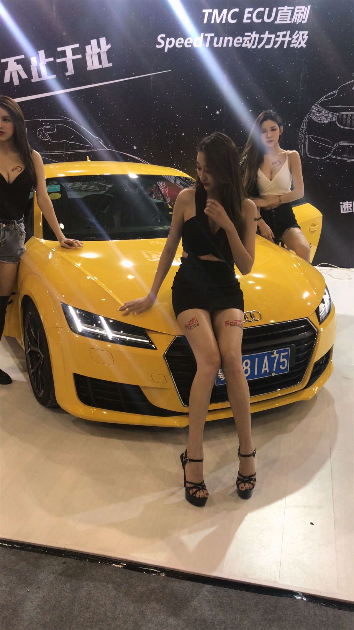 改装车展的短裙性感车模