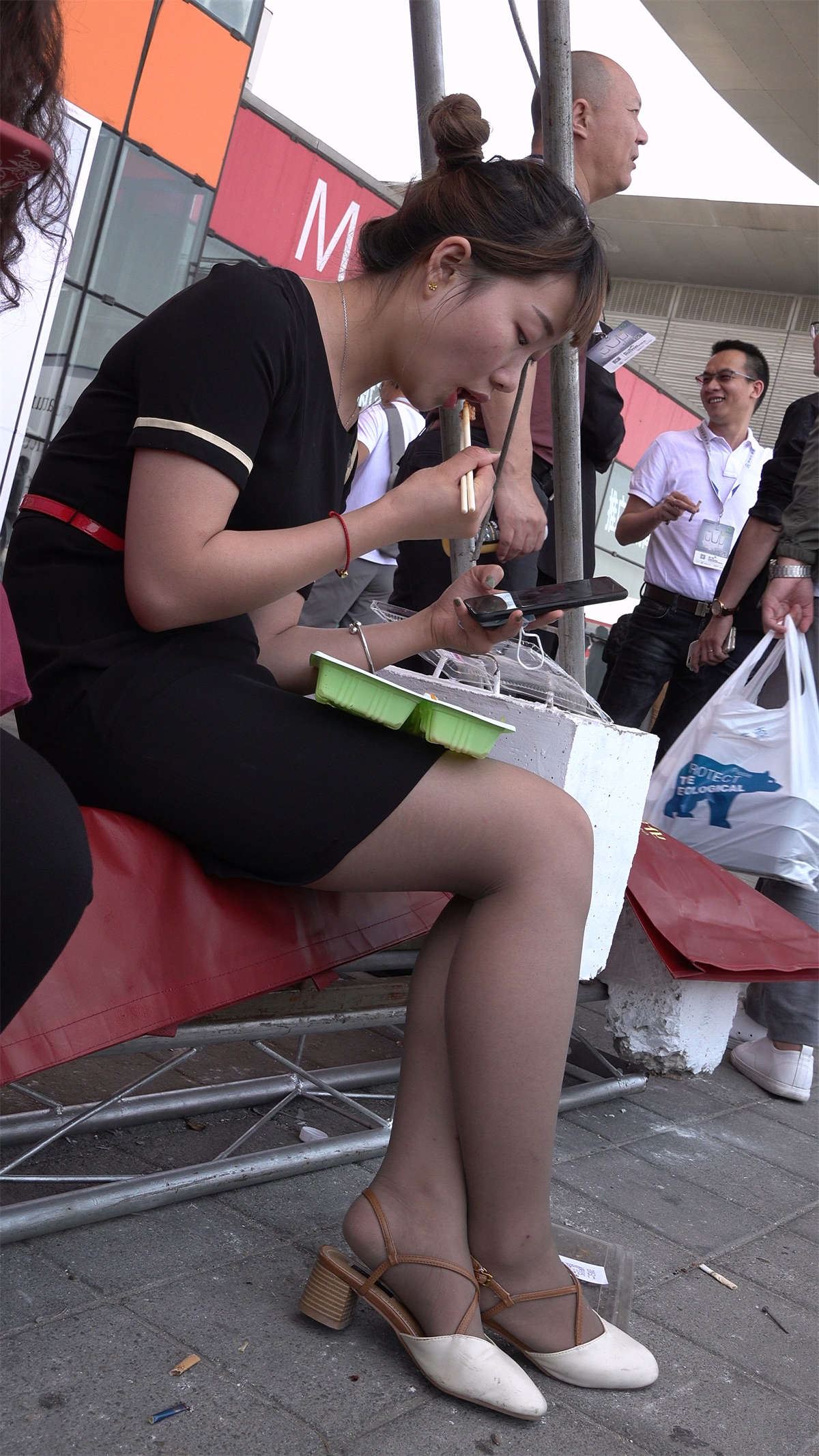 休息吃饭的丝袜极品美腿展会妹妹