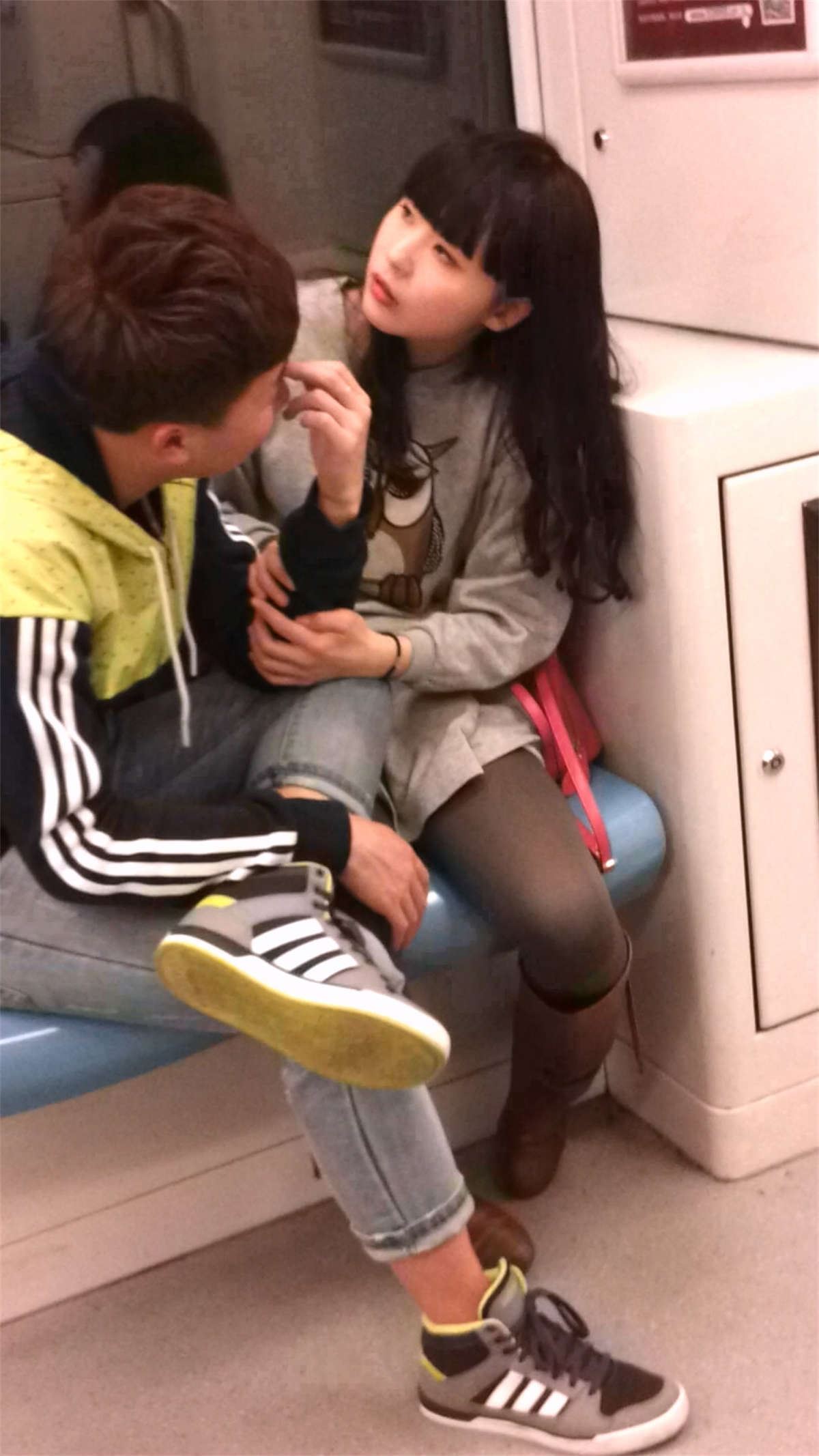 地铁说笑的美眉