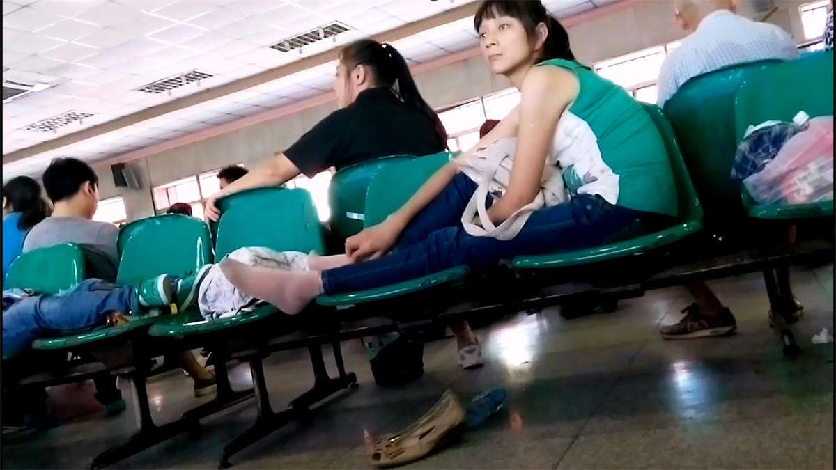 候车厅盘腿坐的美女