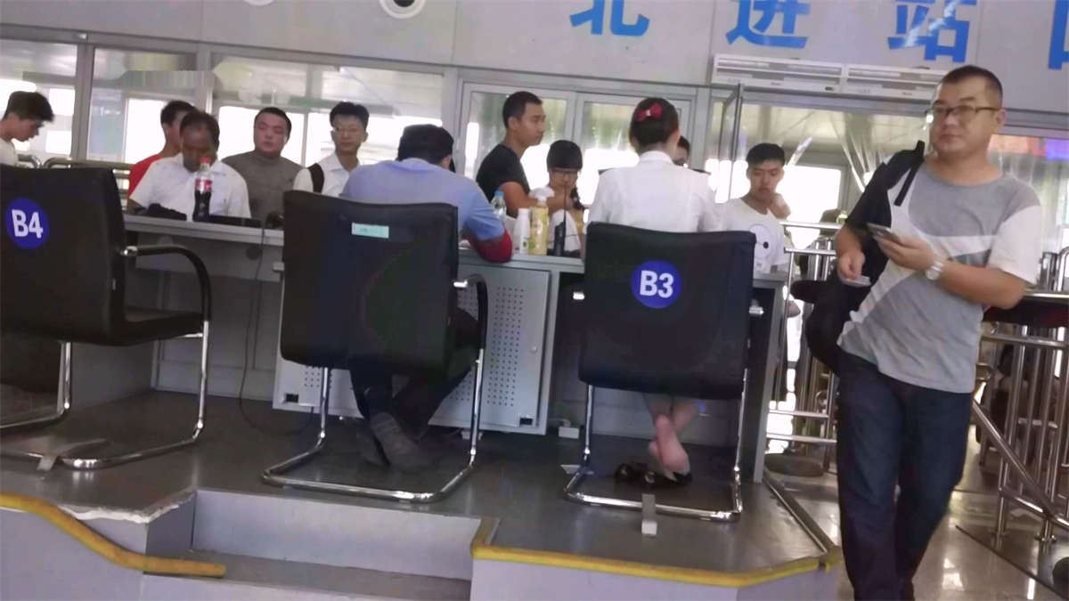 高铁安检员