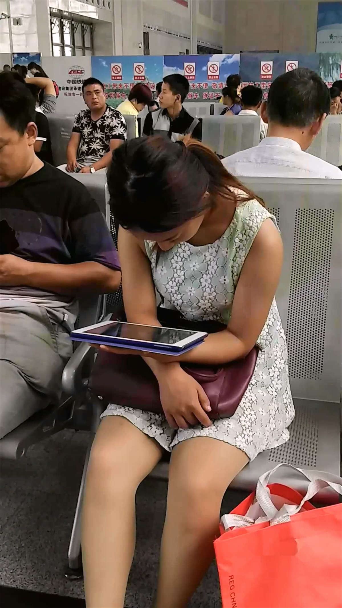 火车站好动的美女