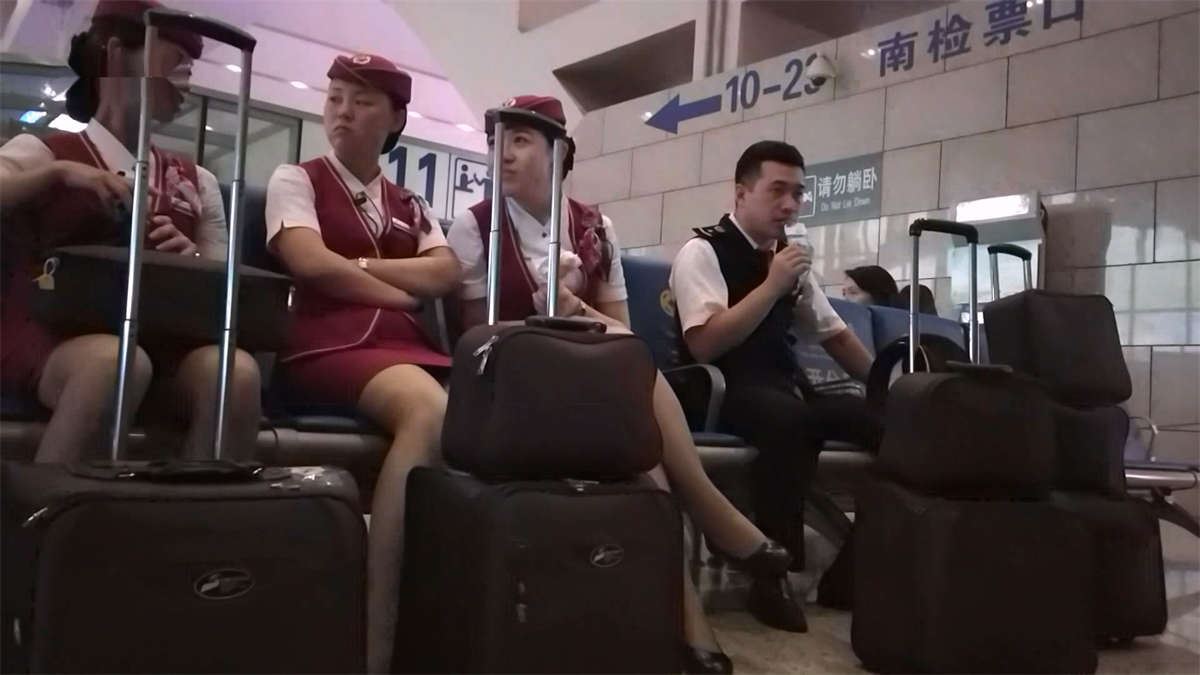 候车室里面的乘务员