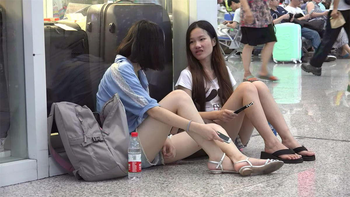 天然羞涩，小女生即使坐在地上也没想到把鞋脱掉