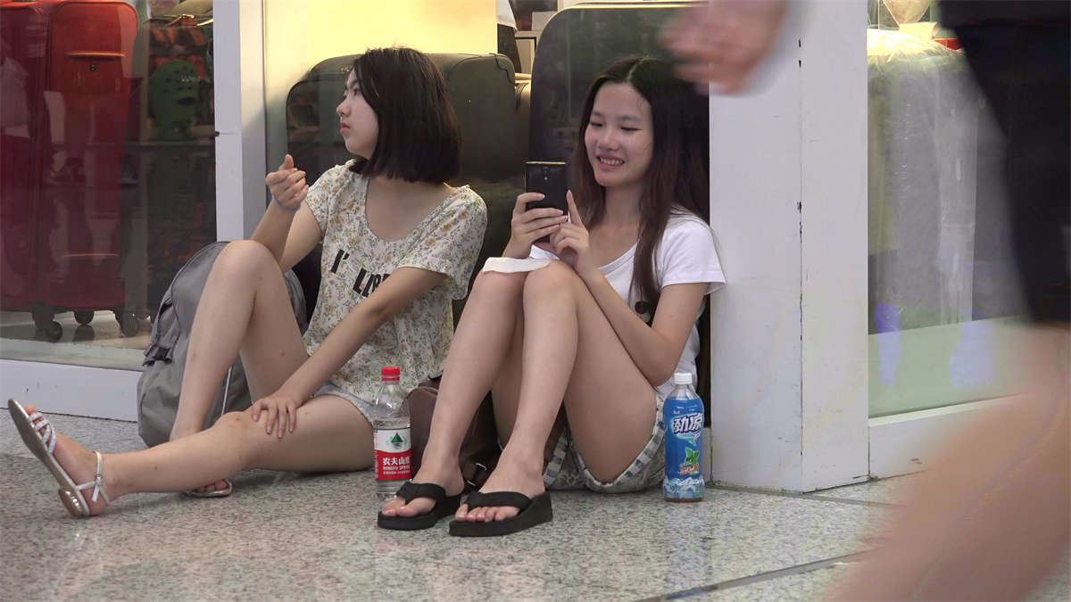 天然羞涩，小女生即使坐在地上也没想到把鞋脱掉