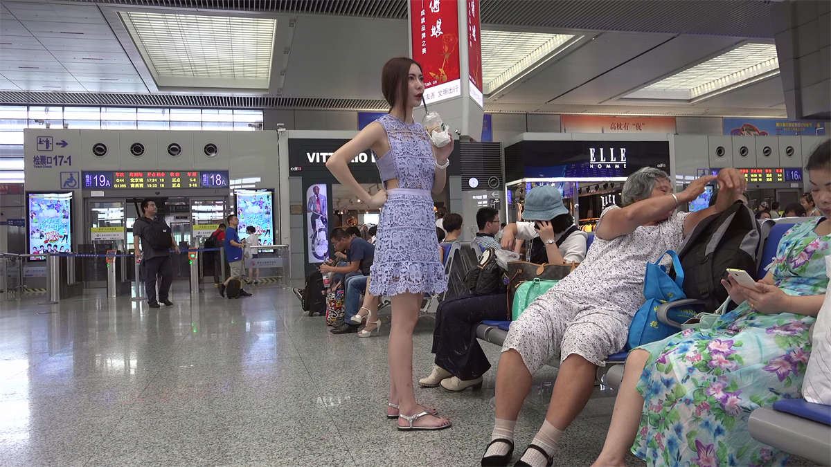 遇上精品女孩，你还会在乎这是双站足