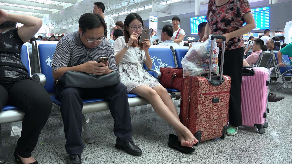 看一双女孩嫩足如何把鞋玩弄于脚掌之间