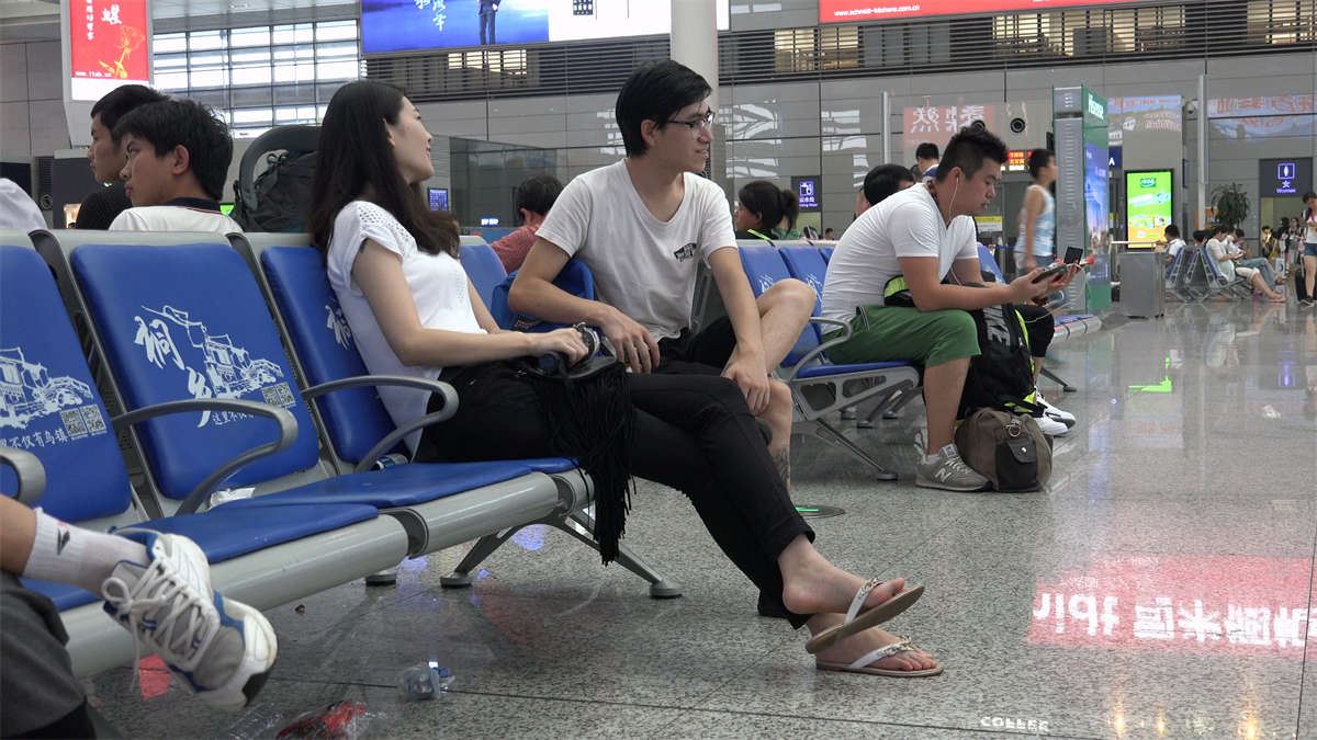 高铁站等车的裸足人字拖美女