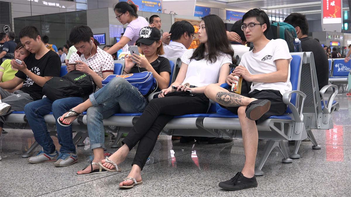 高铁站等车的裸足人字拖美女