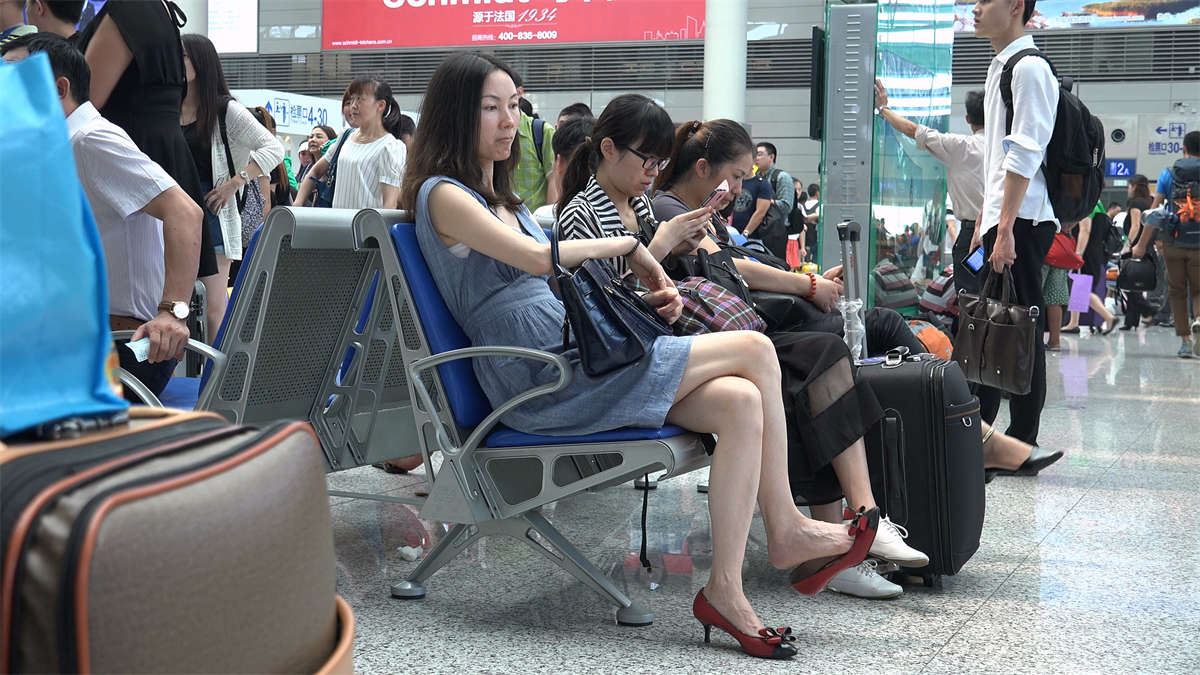 火车高铁站机场系列裸足美女