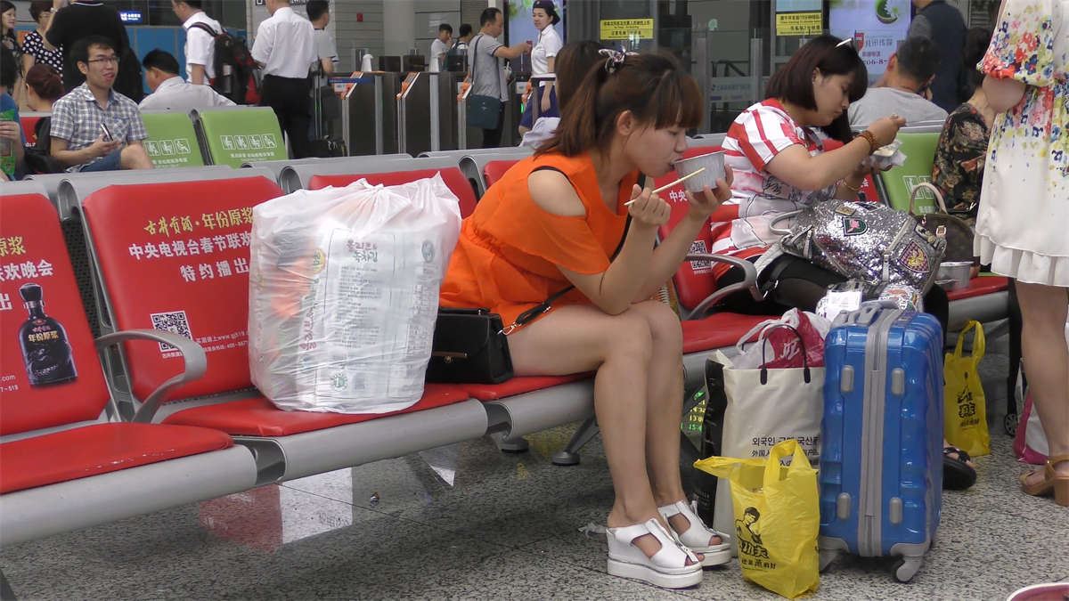 吃泡面的美眉裸足底大放送