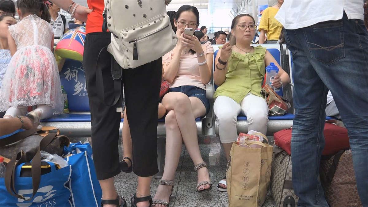候车室街拍带着眼镜的美女