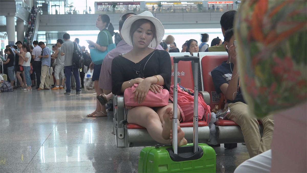 街拍候车室里的漂亮美妇