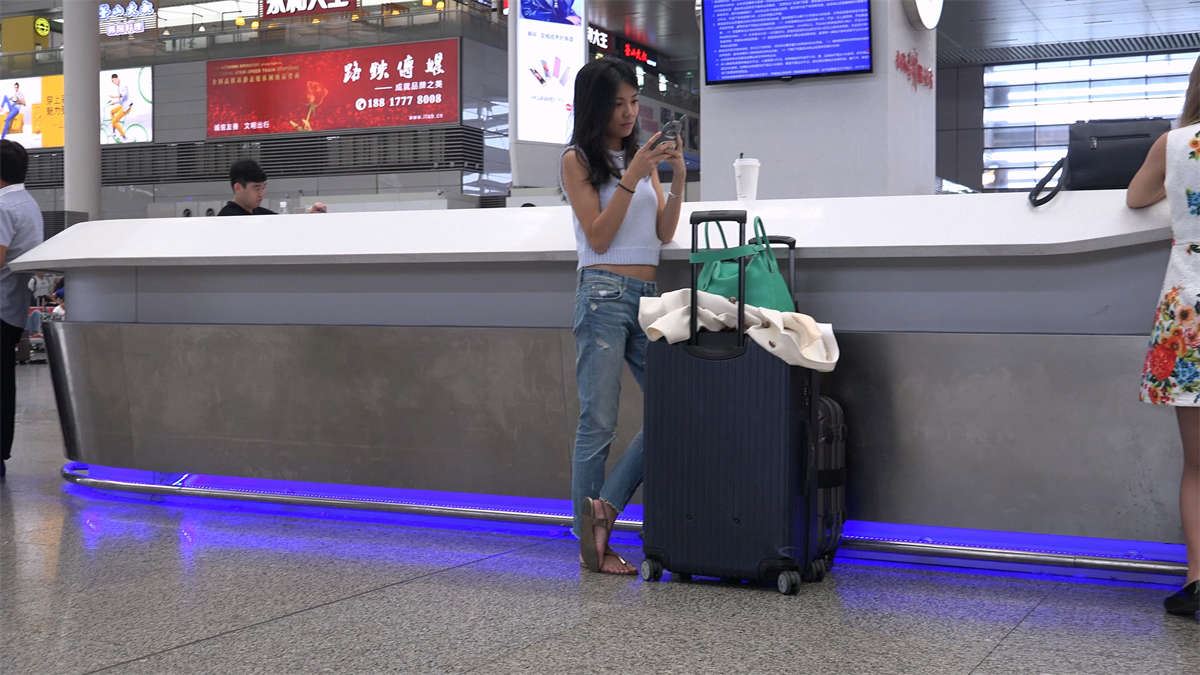 古怪精灵的漂亮女孩，只恨进站来得那么快